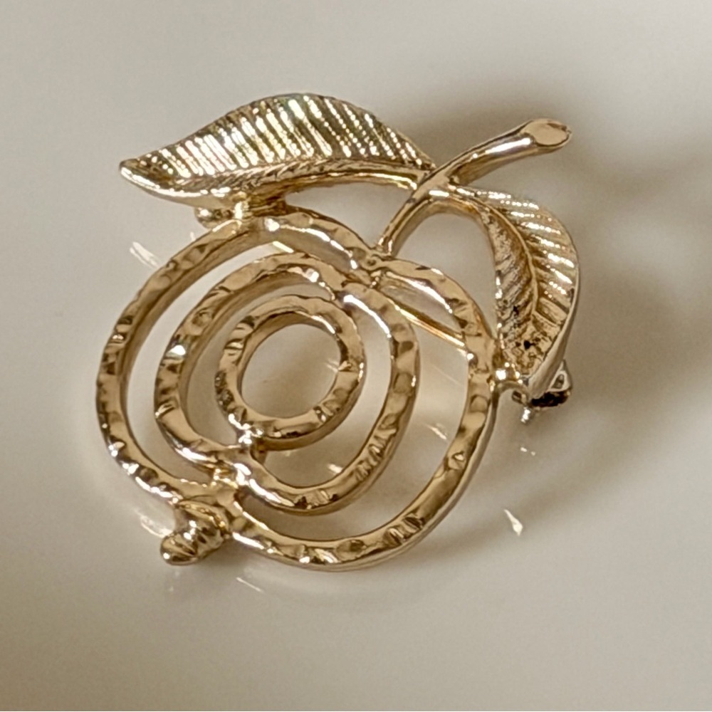 Vintage Sarah Coventry Saucy Apple Brooch Gold Tone Costume Jewelry Fashion Pin